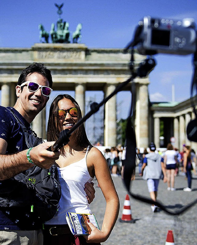 Noch sind Sefie-Sticks vor dem Brandenburger Tor erlaubt.   | Foto: dpa