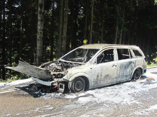 Total ausgebrannt: Der Fahrzeugbrand a...ndige Vollsperrung der Stohrenstrae.  | Foto: Polizei