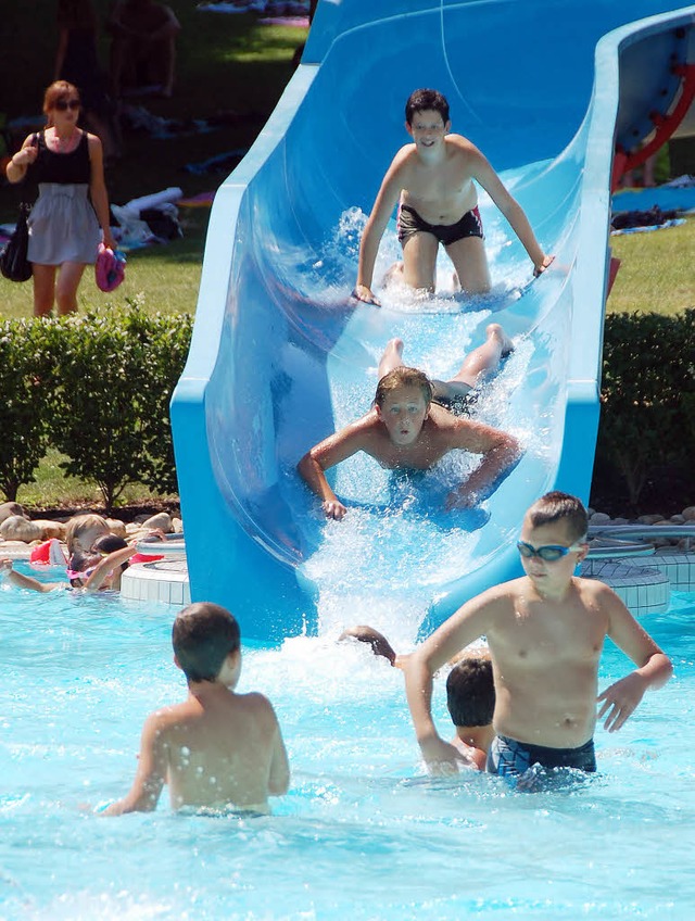 Auch gestern herrschte Hochbetrieb im Freibad Kandern.   | Foto: Frey