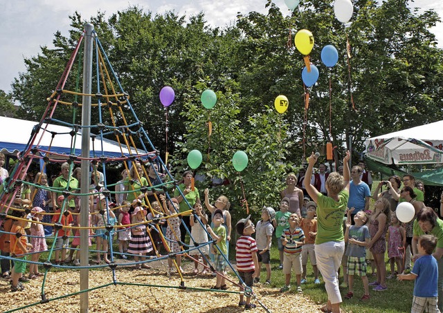 Die Kindergartenkinder  lassen bei der...n Luftballons  in den Himmel steigen.   | Foto: Dorothee Kuhlmann