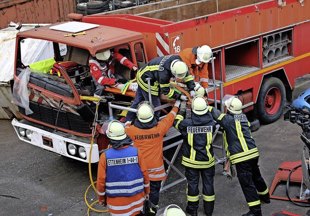 Nach dem die Fahrertr abgetrennt war,...atz einer Hebebhne  gerettet werden.   | Foto: Martin Oswald