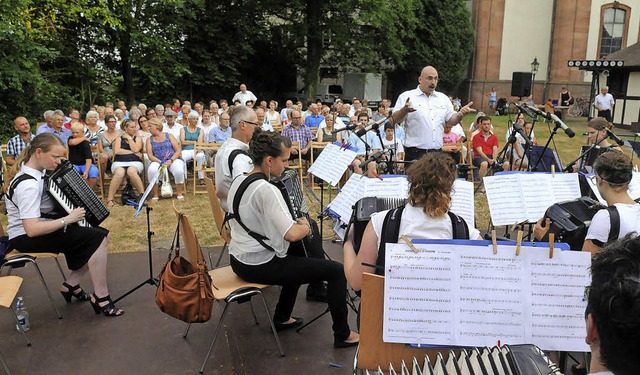 Der Harmonika-Verein Geroldseck Reiche...huttern im Klostergarten aufgetreten.   | Foto: Wolfgang Knstle