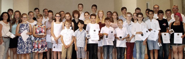 Verleihung im Pflugsaal: Jede Menge Pr...en nun eine Medaille in ihren Hnden.   | Foto: Heidi Fssel