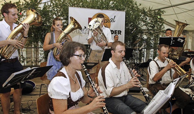 Die Flierlnder spielen zum Auftakt des Dorffests.   | Foto: fotos: heidi fssel