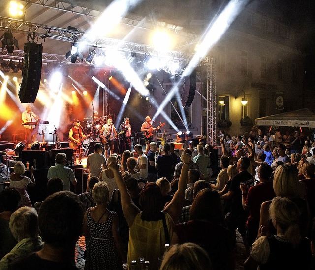 Tolle Lichtshow, tolle Stimmung: die M...elte sich in die Herzen der Todtnauer.  | Foto: verena wehrle