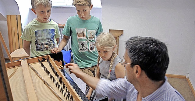 Was passiert im Inneren eines Klaviers...schlgt? In Staufen wurde es erklrt.   | Foto: Friederike Zimmermann