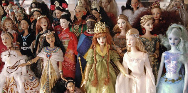 Ein Treffen exotischer Schnheiten: die Barbie-Sammlung von Lydia Breeck.  | Foto: Sophia Hesser