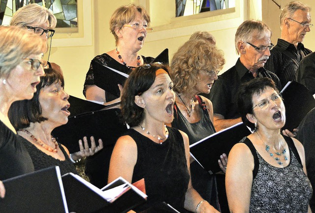 Der Obersckinger Gospelchor beeindruc...effelgymnasiums in der Martinskirche.   | Foto: Elena Butz