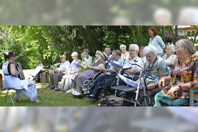 Besucher schauen sich das Haus an