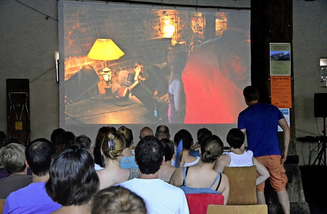 Kino in der Bogenhalle, die Filme kommen beim Publikum an.  | Foto: Martina Proprenter
