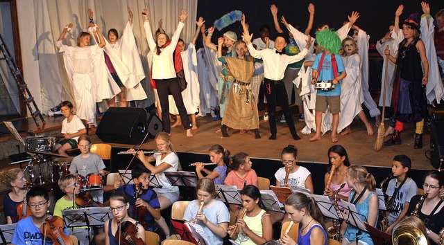 Die singenden Schauspieler und das Unt...r die Premiere am Mittwoch  gerstet.   | Foto: Gabriele Fssler