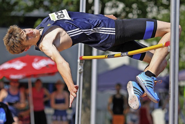 sthet der Lfte: Der Waldkircher Chri...mit 1,95 Metern zu Bronze bei der U18.  | Foto: Grlitz