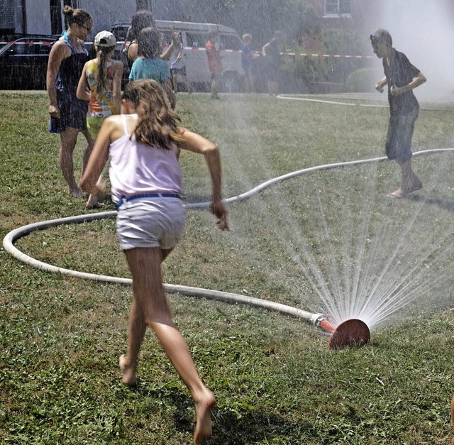 Mit Wasser sorgte die Feuerwehr beim D...der Kinderchor sang zur Unterhaltung.   | Foto: Julius Steckmeister