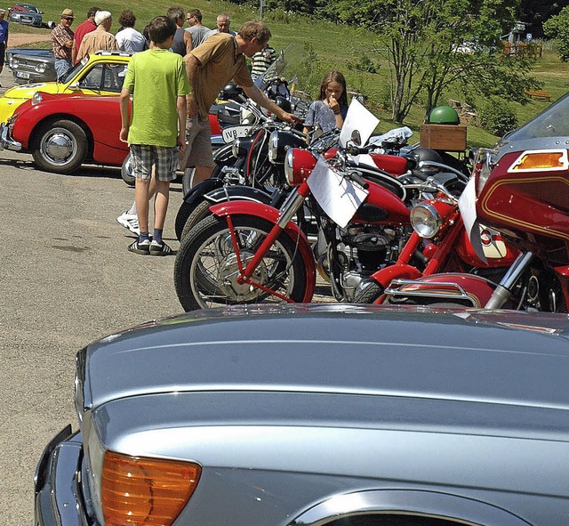 Alte Autos und heie fen gab es beim ...tomobil-Clubs Hotzenwald zu bestaunen.  | Foto: christiane sahli