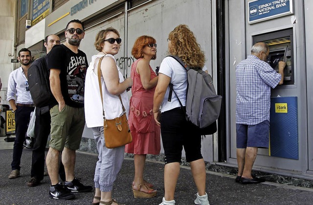 Schlange vor dem  Geldautomaten der   griechischen Nationalbank  | Foto: dpa