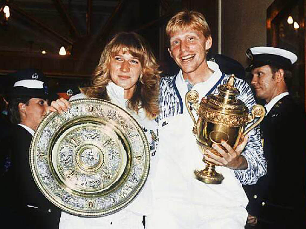 Zusammen mit Steffi Graf zeigt Boris Becker seine Trophe: Der erste deutsche Doppelerfolg bei Wimbledon im Jahr 1989.