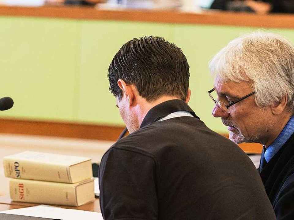 Nach einem t�dlichen Unfall mit Fahrer...echts sein Verteidiger Roland Beckert.  | Foto: dpa