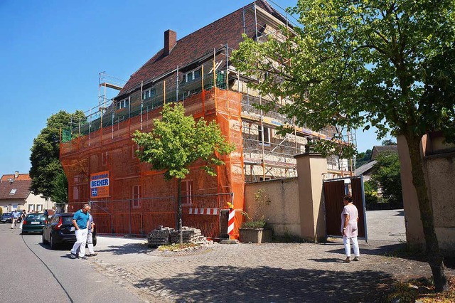 Das Pfarrhaus in Niederrimsingen wird momentan grundlegend saniert.  | Foto: Manuela Schmitt