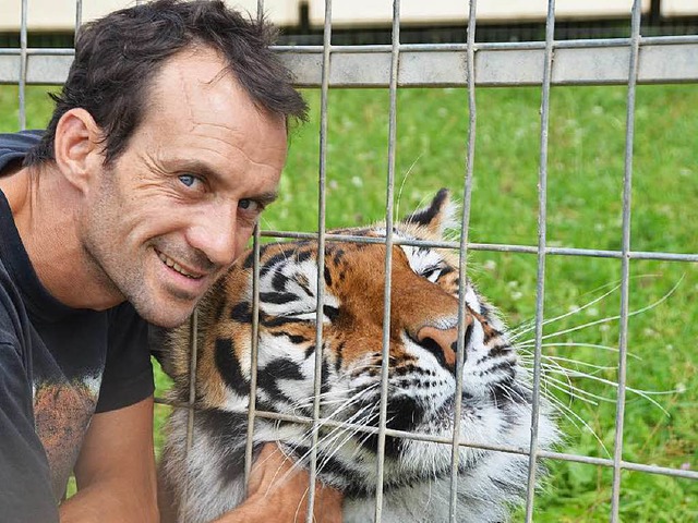 Raubtiertrainer Christian Walliser schmust mit einem seiner Tiger.  | Foto: Martin Wunderle