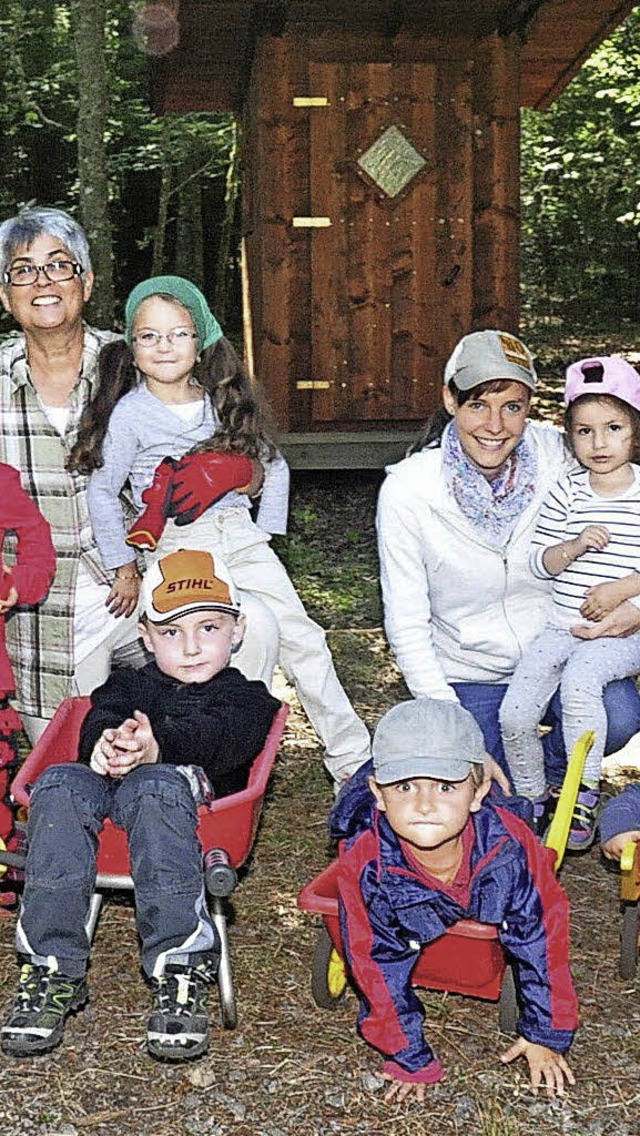 Die Erzieherinnen Rita Maier und Nicol...gen Vogelbacher gebaute Waldtoilette.   | Foto: Stefan Pichler