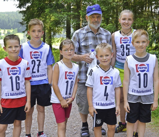 Starkes Team: Die Bonndorfer Jung-Kombinierer und Trainer Albert Zhringer  | Foto: junkel