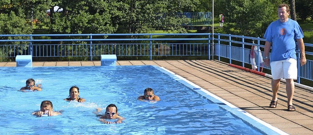 Freiwillige des Freibadfrdervereins s... der Prfungen zum Rettungsschwimmer.   | Foto: Liane Schilling