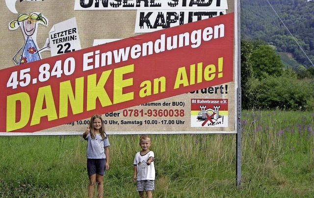 Jael (8) und Joshua (4) halten im Juli...te von dem Tunnel profitieren werden.   | Foto: bi