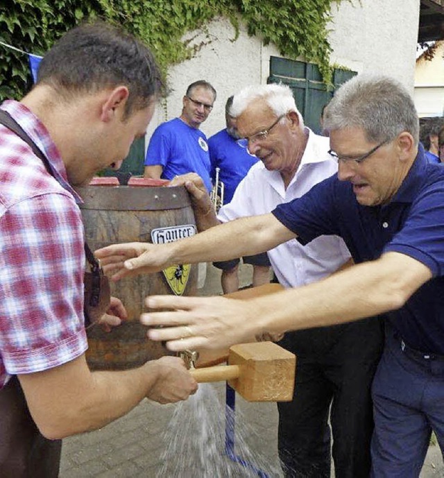 Geschafft: der  Fassanstich mit  Thoma...germeister Jrg Czybulka (von links).   | Foto: Anne Freyer