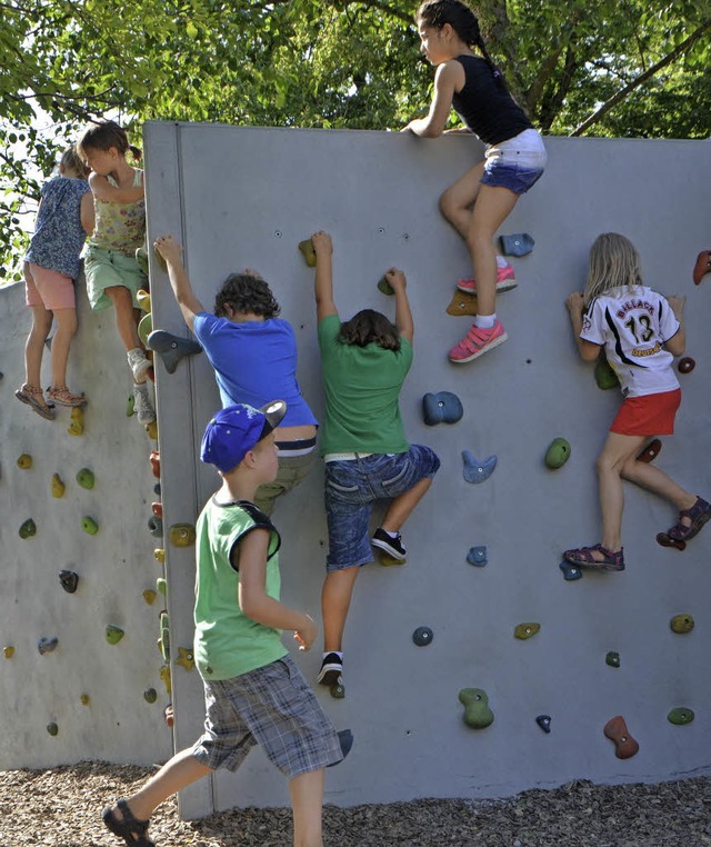 Pausenattraktion: Die neue Boulderwand...ulen, die am Dienstag bergeben wurde.  | Foto: Gerhard Walser