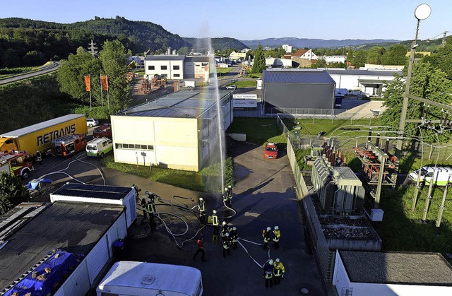 Das Umspannwerk Maulburg (rechts)  war...euerwehren aus Steinen und Hllstein.   | Foto: zVg