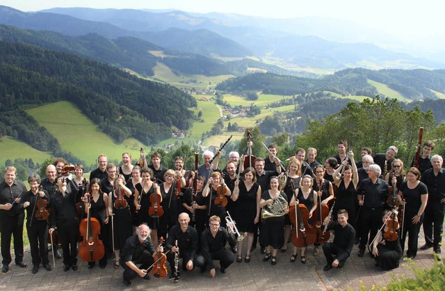 Das Leuven Alumni Orchestra vor der grandiosen Schwarzwaldsilhouette   | Foto: Erich Krieger
