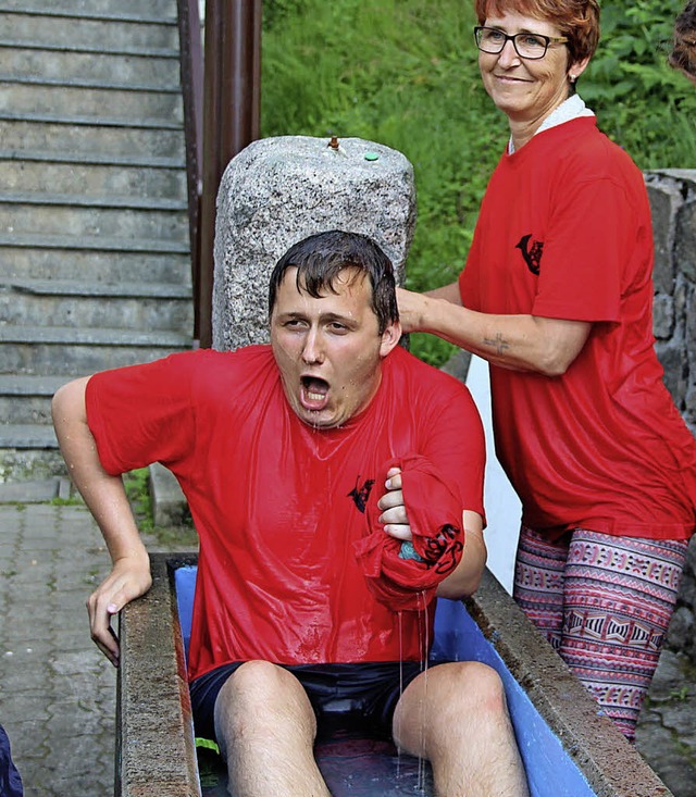 Bei tropischen Temperaturen war eine A... Clubheim nach dem Spiel das Richtige.  | Foto: Rolf-Dieter Kanmacher