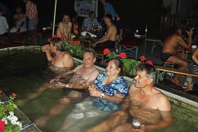 Khle Sitzung im Dorfbrunnen