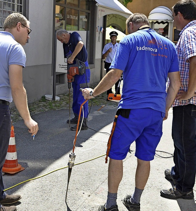 Auf der Suche nach dem Leck: Mitarbeiter von Badenova  | Foto: Rainer Ruther