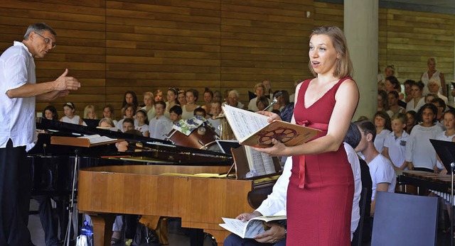 200 Musiker unter der Leitung von Rain...ingut Franz Keller in Oberbergen auf.   | Foto: Sebastian Scheffel