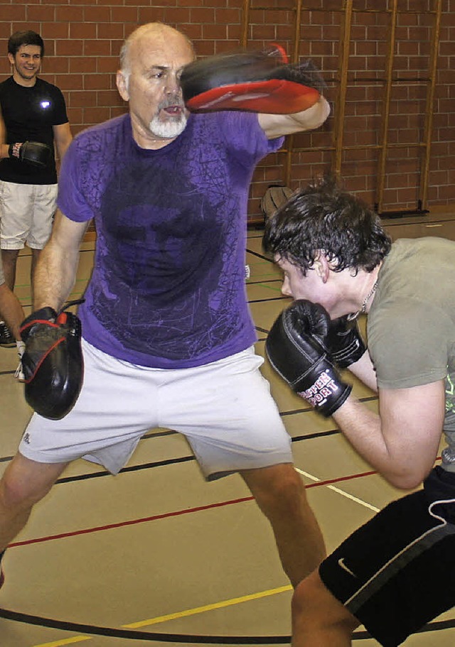 Auch Boxen mit Trainer  Taci Tunali (l...e es ins  Programm der  Jugendarbeit.   | Foto: Archivfoto: Herbrig