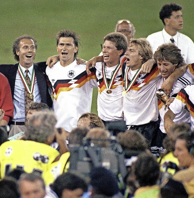 Teamchef Franz Beckenbauer, Klaus Auge... Frank Mill (von links) freuen sich.    | Foto: dpa
