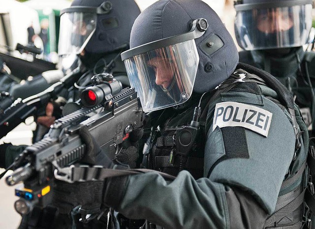 Spezialkommando der Polizei im Einsatz   | Foto: dpa