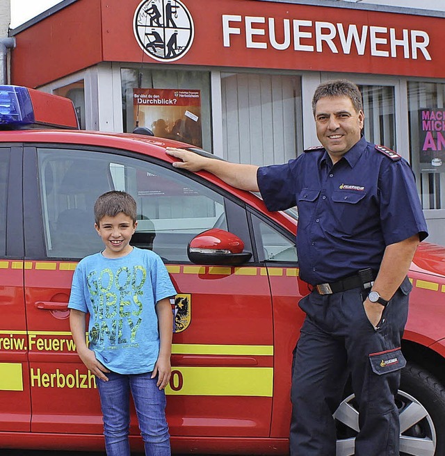 Felix und sein Vater, Kommandant Martin Hmmerle, vor der Feuerwache   | Foto: Privat