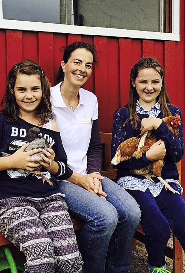 Malin Wehrle (links) und Noemie Buerle mit Tierrztin Sonja Gebhard (Mitte)   | Foto: Diana Buerle