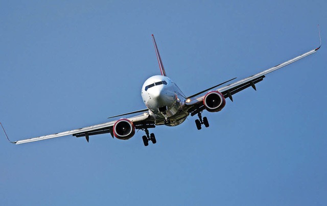 Hoch oben am Himmel spielt sich ein gr...es Arbeitslebens einer Stewardess ab.   | Foto: Dpa