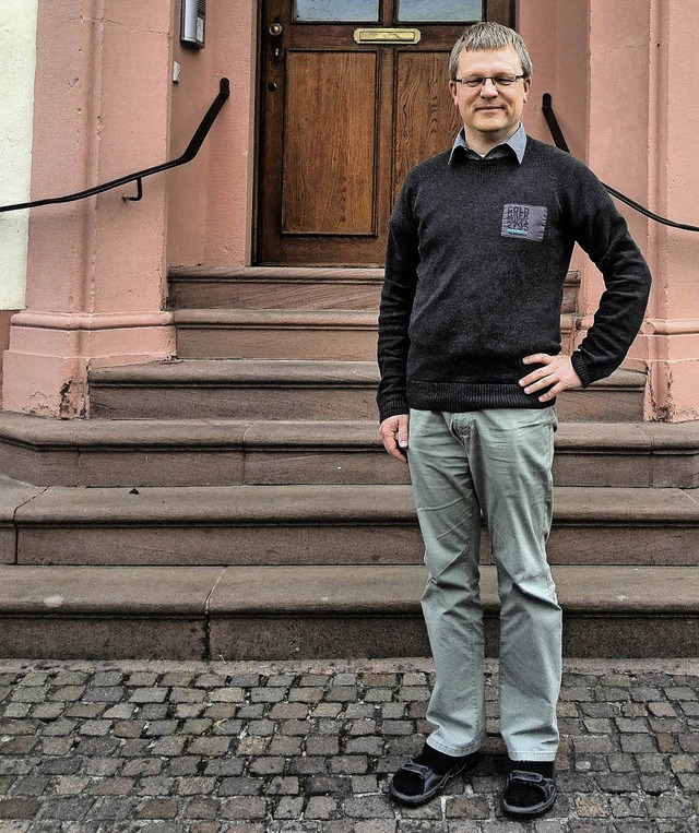 Pfarrer Meisert vor seinem Pfarrhaus in Oberhausen   | Foto: Emma-Luise Luem