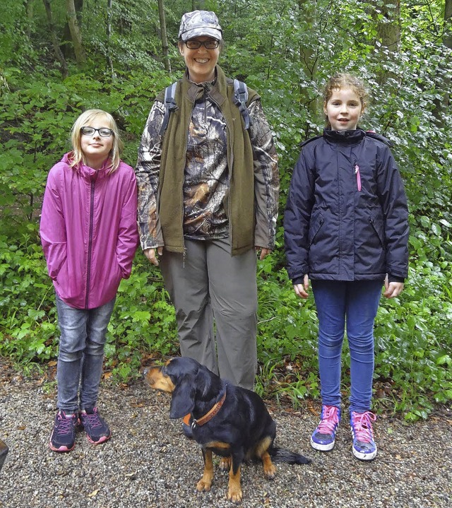 Noreen Fellhauer (links) und Paula Beh...Jgerin Christine Spickermann im Wald   | Foto: Silke Khler