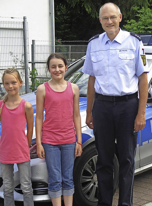 Pia Gromann, Maya Ehret und Polizist ...iser (von links) beim Interviewtermin   | Foto: Privat