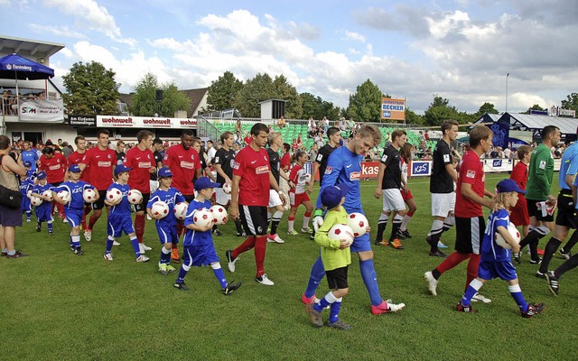 Es ist beim Axa-Kaiserstuhl-Cup bereit...en zum Spiel auf den Platz begleitet.   | Foto: Alfred Peter