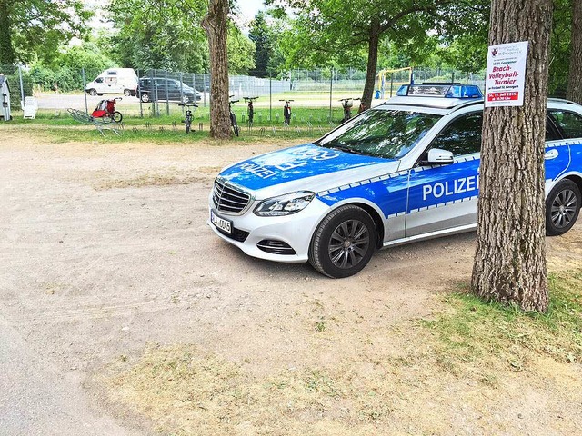 Die Polizei am Mittwoch auf dem Parkplatz des St. Georgener Freibads   | Foto: Adrian Hoffmann