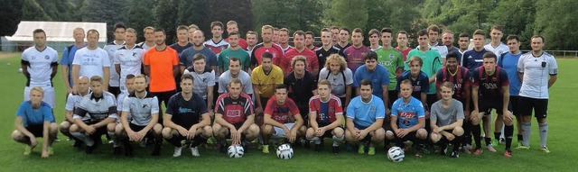 Ein historisches Bild fr FC und Sport...pielgemeinschaft beim ersten Training.  | Foto: Verein