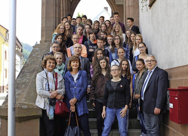 Realschler aus dem Elztal und Provenc...eister auf der Elzacher Rathaustreppe.  | Foto: Realschule