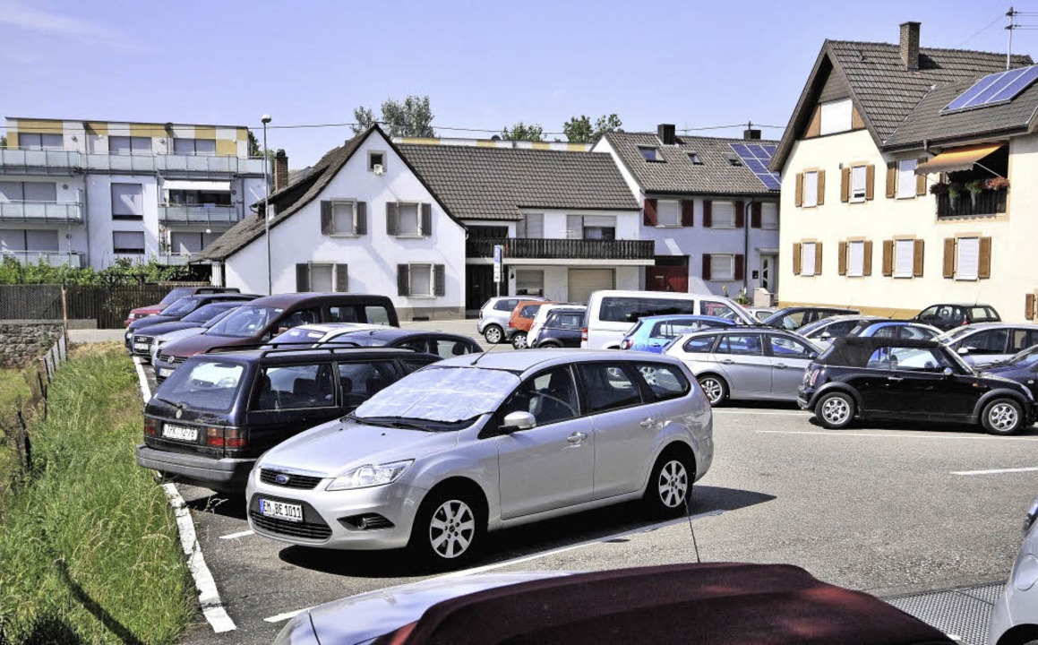 Die linke Reihe auf dem Parkplatz an d...llen für den Bau der Heizanlage weg.    | Foto: Gollrad