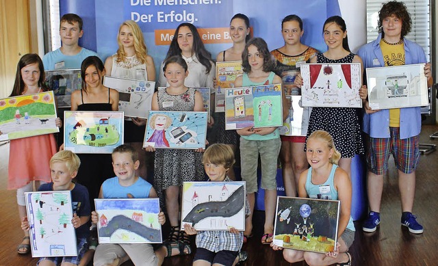 Die Sieger des  internationalen Jugend... mit den von ihnen gestalteten Bildern  | Foto: privat